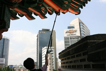 전문장비를 갖춘 안전진단팀 이미지